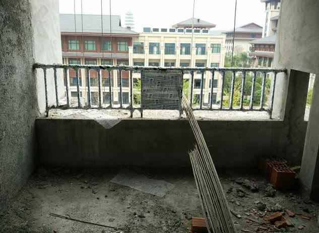 為什么開(kāi)發(fā)商陽(yáng)臺建半堵墻而不是落地窗?